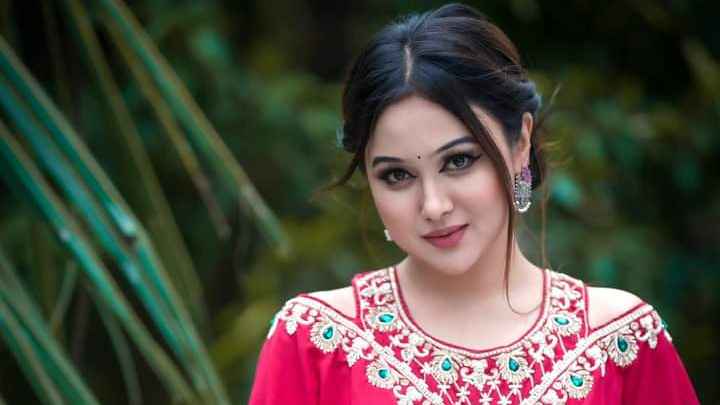 ধূমপান নিয়ে ফেসবুক পোস্টে যা বললেন চমক