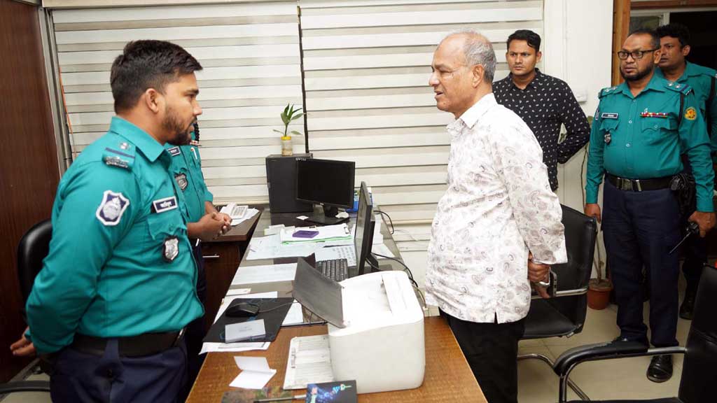 ঢাকার ৪ থানা পরিদর্শন করলেন স্বরাষ্ট্র উপদেষ্টার