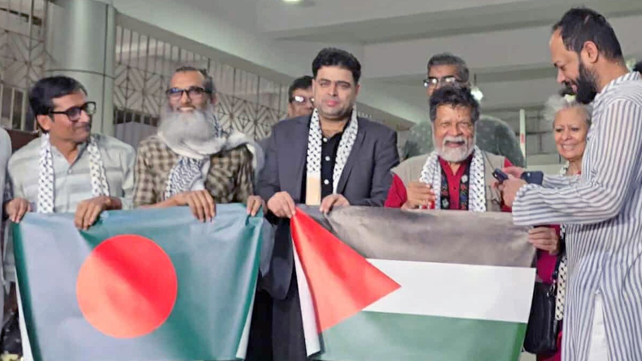 ইসরাইলের কারাগার থেকে মুক্তি পর দেশে ফিরেছেন শহিদুল আলম