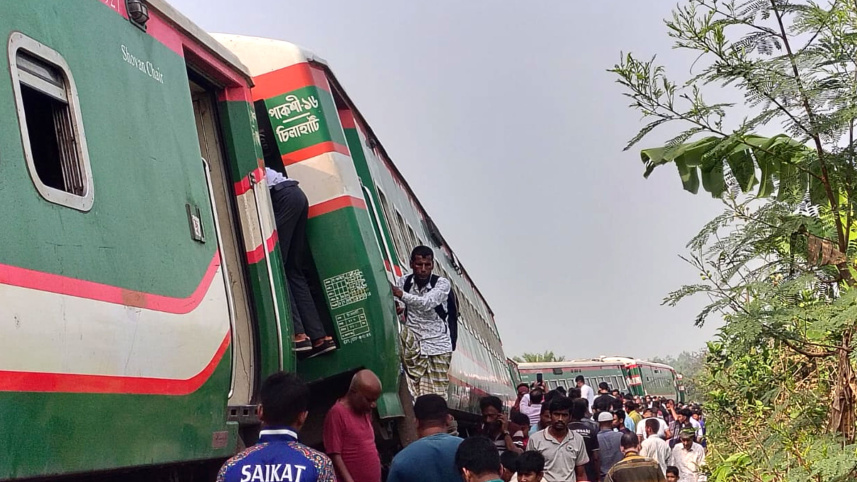 বগুড়ায় নীলসাগর এক্সপ্রেস লাইনচ্যুত