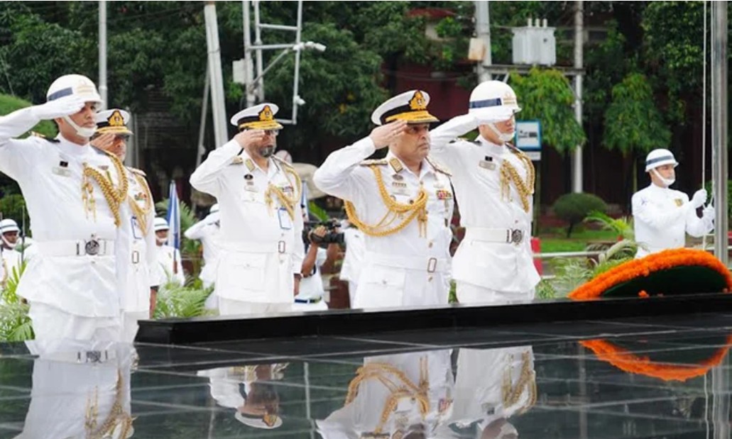 নবনিযুক্ত নৌবাহিনী প্রধান শিখা অনির্বাণে শ্রদ্ধা নিবেদন করলেন